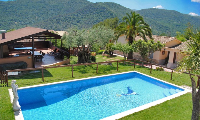 Pujarnol House | Beautiful holiday home with mountain views, big pool and close to Banyoles lake