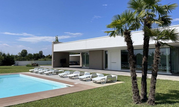 Trambacche di Veggiano Villa | Beautiful private villa for 8 people with private pool, A/C, WIFI and veranda, close to Padua