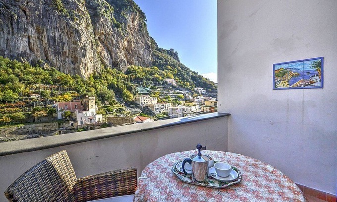 Amalfi House | Casa Macrina A: A cheerful apartment in a quiet position, situated at a short distance from the Cathedral of Amalfi, with Free WI-FI.