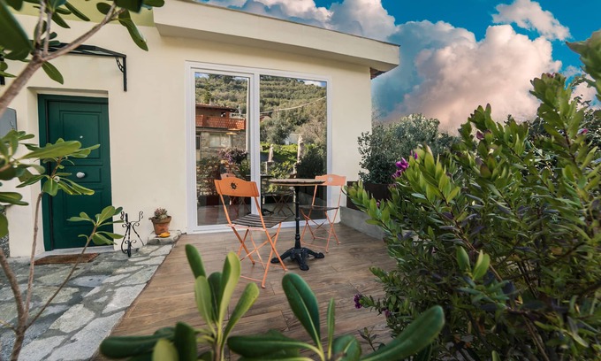 Borganzo House | Design apartment on the ground floor of a villa in a typical Ligurian village,