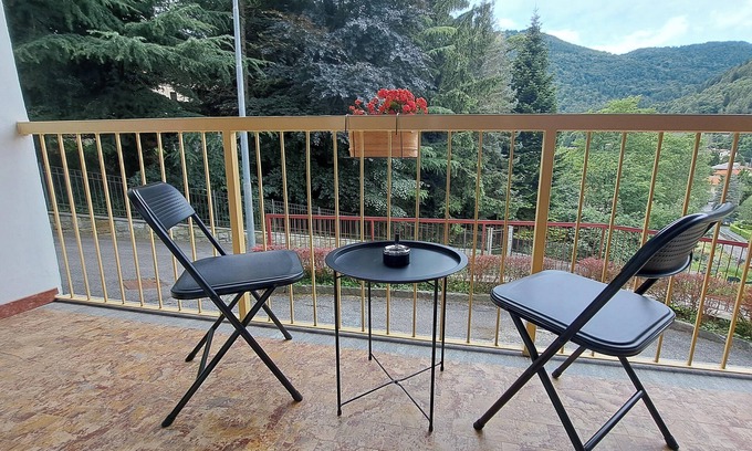 Magreglio Apartment | Dinky's apartment with forest view balcony