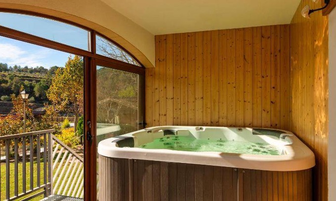 El Pala de Torroella House | 225 m² House ∙ 6 bedrooms ∙ 12 guests