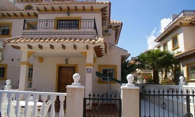 Orihuela Costa Villa | Fabulous 3 bedroom Quad Villa in lovely Urbanisation close to amenities