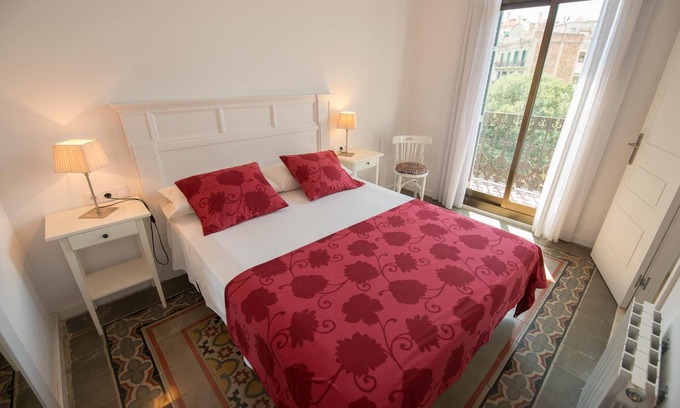 Dreta de l'Eixample Apartment | Few minutes walking Familia, Paseo De Gracia.Wifi. Minimum stay 31 nights