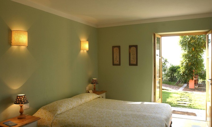 Castelnuovo Magra Apartment | Holiday Apartment "Agriturismo Monteverde - Dalia" with Shared Pool, Private Garden & Wi-Fi