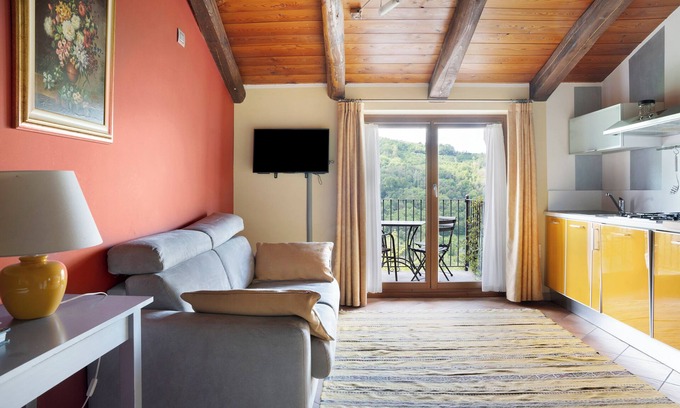 Cerretto Langhe Apartment | Holiday Home 'La Corte di Langa Alloggio Topazio' with Shared Pool & Wi-Fi