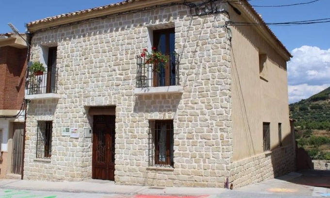 Carcelen House | Holiday Home 'Los Montones' with Mountain View, Shared Terrace and Wi-Fi