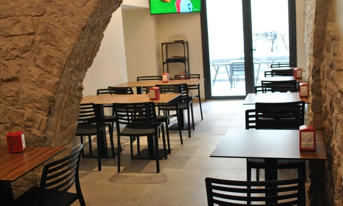 Cervera Hostel | Hostal Universitat Cervera