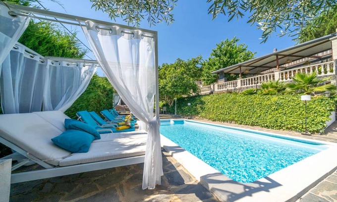 Mont Barbat House | House ∙ 7 bedrooms ∙ 18 guests