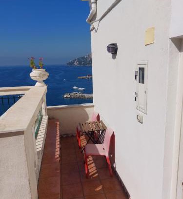Amalfi House | La stanza sul Porto di Amalfi camera piccina piccina con bagno privato e terrazzino vista mare