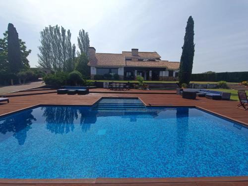 Requena Villa | La Traviesa,Villa de Lujo de 500 m. en el Campo con Piscina