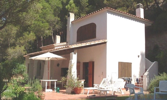 Begur Villa | Lovely air-conditioned villa close to sandy beach, shops and restaurants
