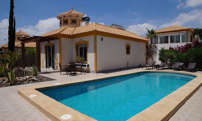 Mazarron Villa | Luxury villa with private pool and hottub in Mazarron Country Club. Pet-friendly