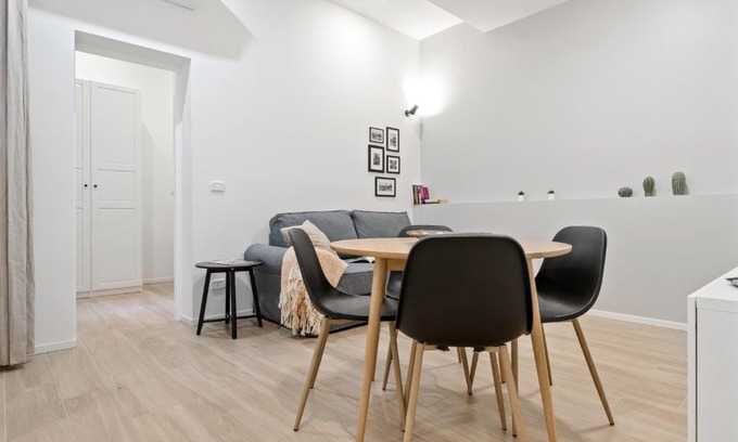 Historic Center Apartment | Piazza Maggiore White Apartment