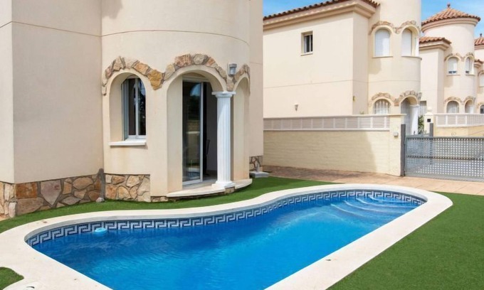 Miami Platja House | Plaza Hortensias by Interhome