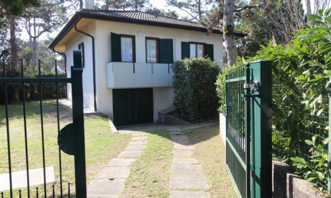 Lignano Pineta Villa | Renovated villa with private fenced garden