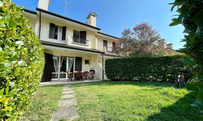 Porto Santa Margherita Villa | Spacious house for 6 with pool and garden
