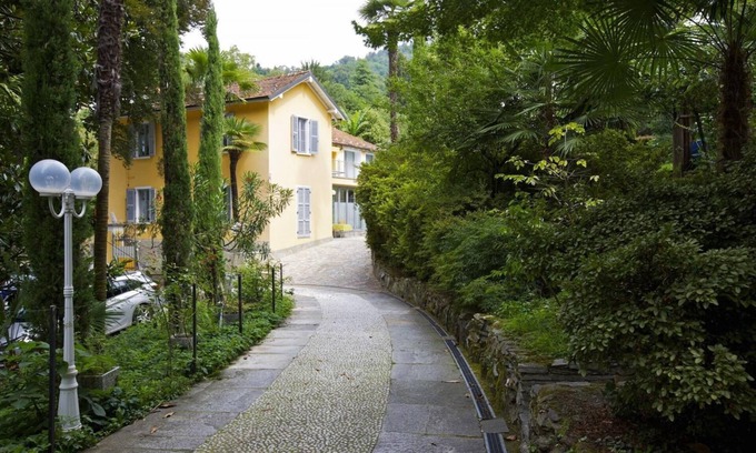 Susello Apartment | Spacious 1½-room apartment with balcony and pool and generous park