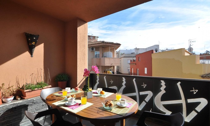 Roses Town Center Apartment | Spacious Apartment in Roses, Costa Brava! 4 Bedrooms, Near the Beach, Free Wi-Fi. Book now!