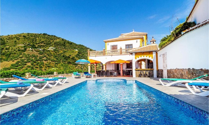 Sayalonga House | Stunning Home In Sayalonga With 6 Bedrooms, Wifi And Outdoor Swimming Pool