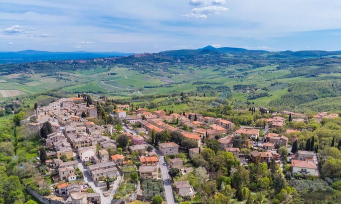Montefollonico House | Stunning private villa for 5 guests with A/C, WIFI, TV, patio, pets allowed and panoramic view