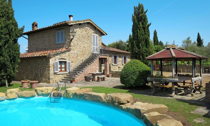 Oliveto Villa | Stunning private villa for 8 guests with WIFI, private pool, TV, patio and pets allowed