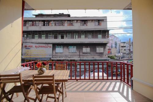 Pom Prap Hostel | The Open House Cafe and Hostel