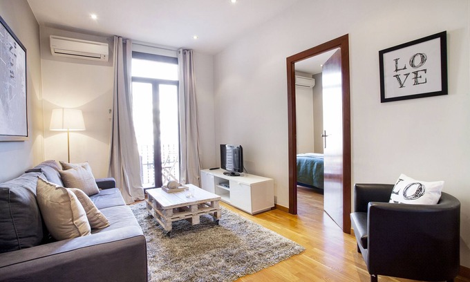 Sant Antoni Apartment | Viladomat Eixample Apartment