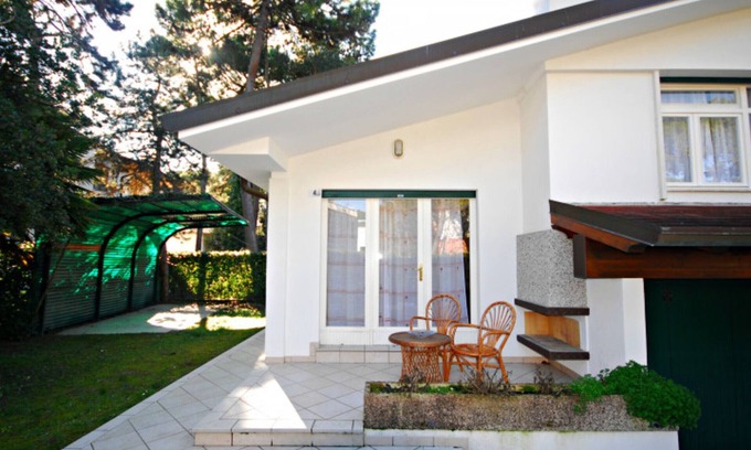 Lignano Pineta Villa | Villa with garden and patio with fireplace