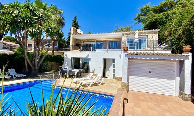 Lloret de Mar Villa | Villenpark Playa Arena House Villa Paradise- GROUP OF YOUNG PEOPLE NOT ALLOWED