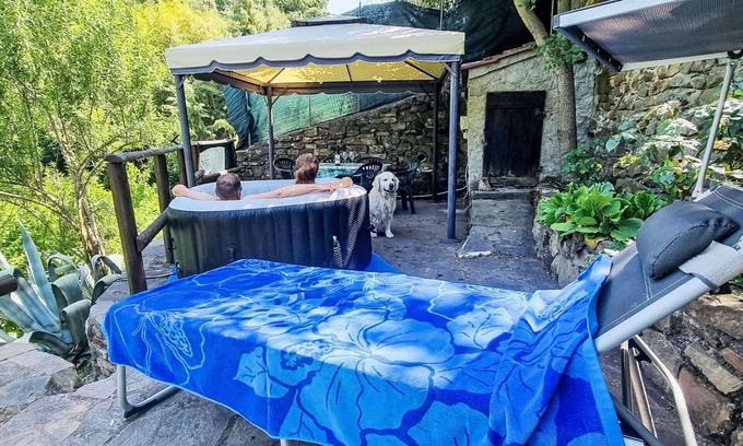 Montorgiali House | Wonderful private villa for 5 people with WIFI, A/C, hot tub, TV, patio and pets allowed