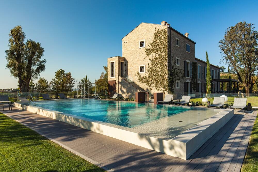 Castel San Pietro Terme Villa | Luxus Villa mit Privatem Pool. Maximal 12 Personen