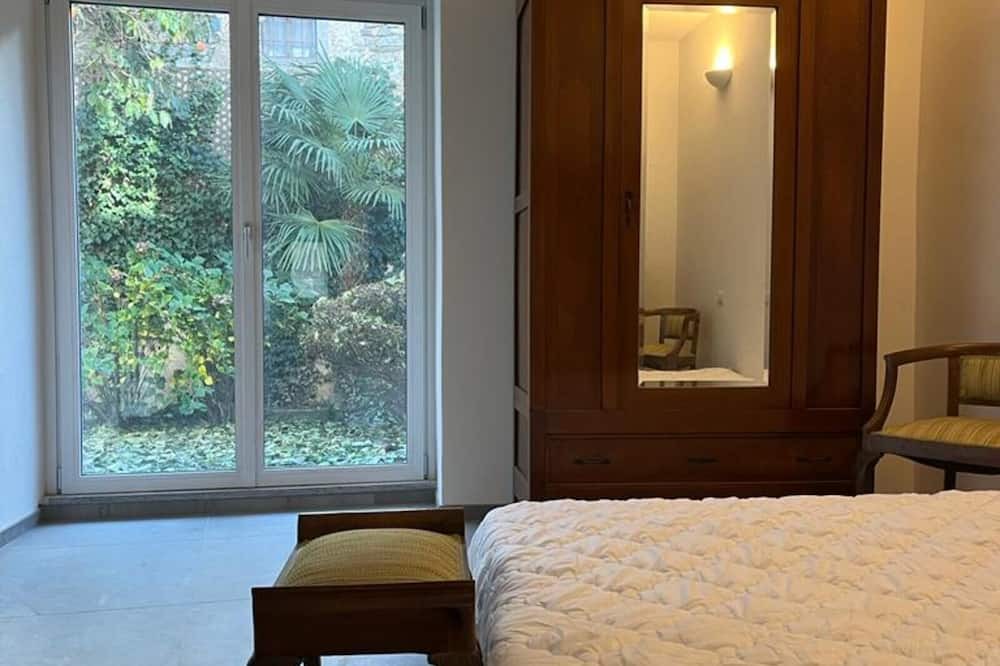 Invorio Apartment | Holiday Apartment 'La Casina Tra I Laghi' with Private Garden and Wi-Fi