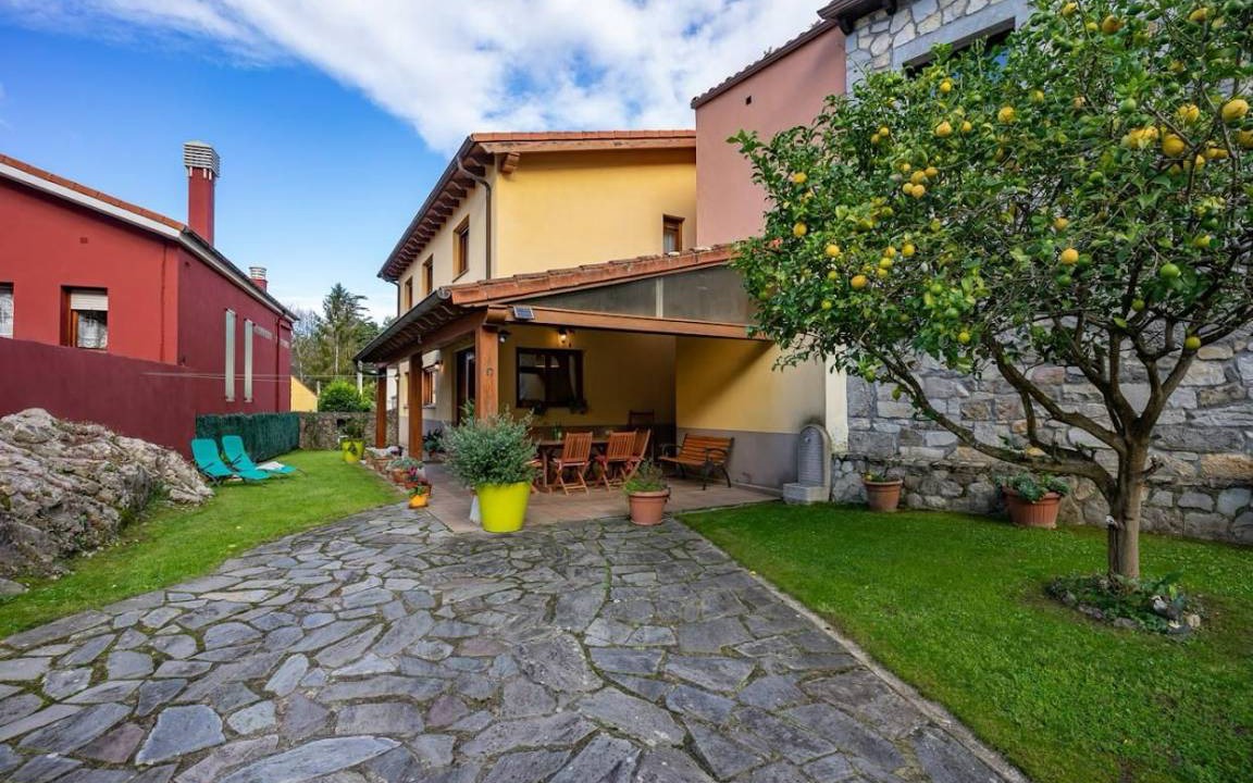 Photo of Buildings in Naves
