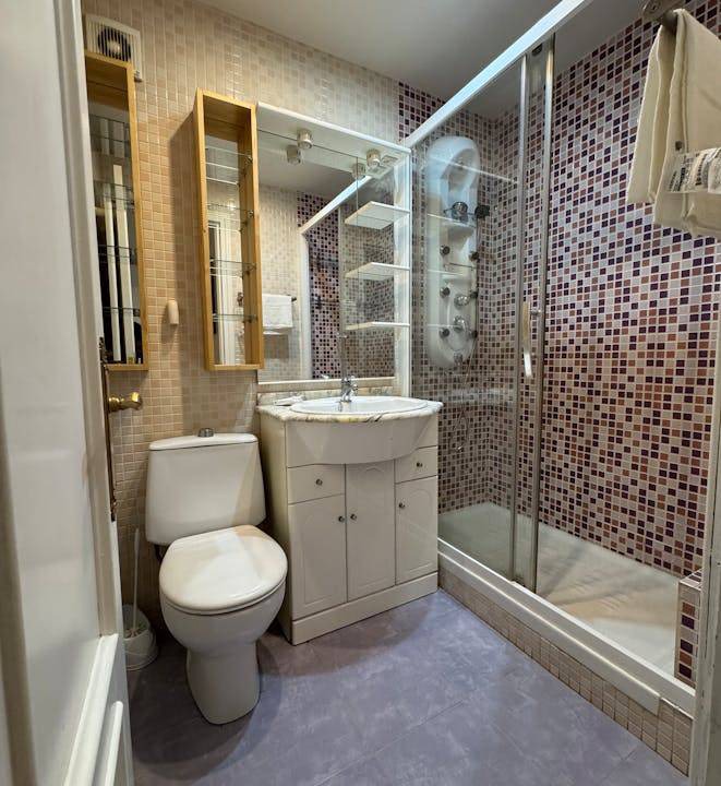 Photo of Bathroom in Grinon