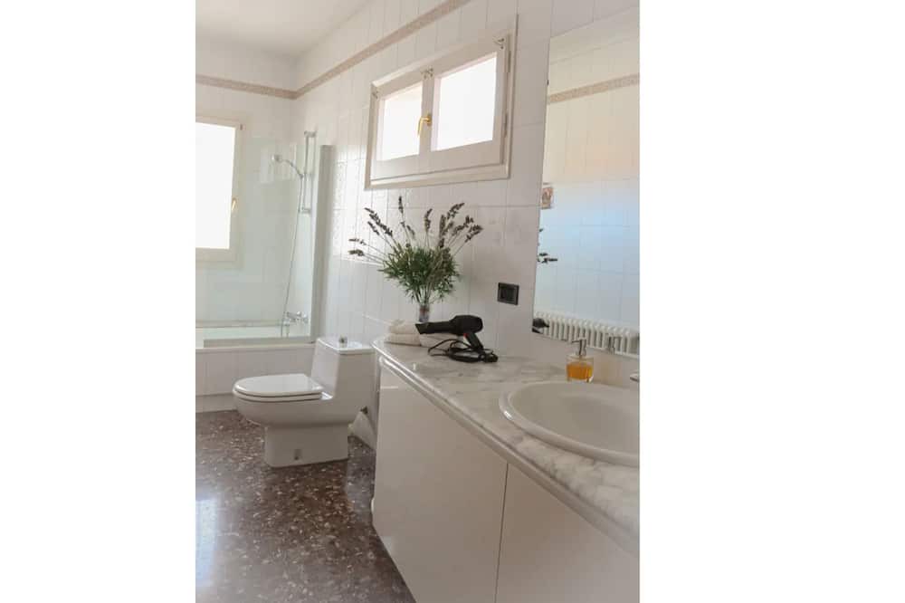 Photo of Bathroom in Tora