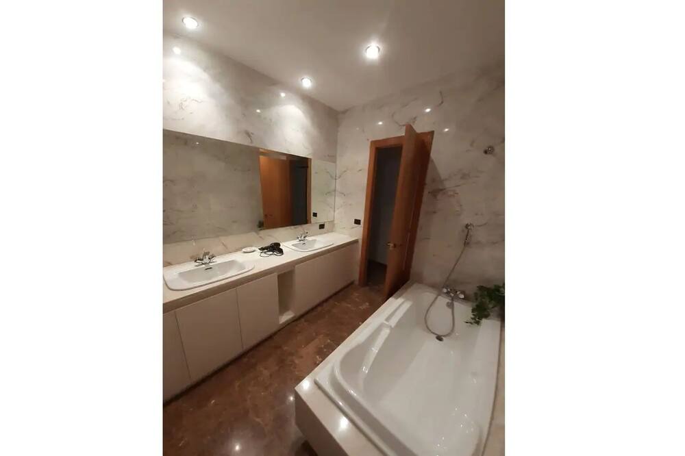 Photo of Bathroom in Tora