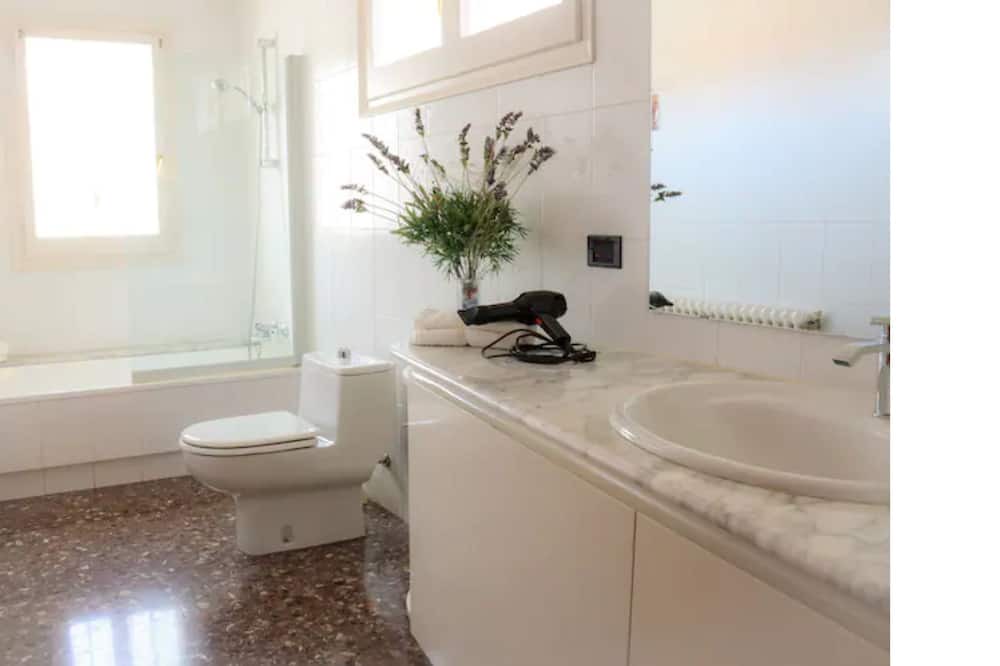 Photo of Bathroom in Tora