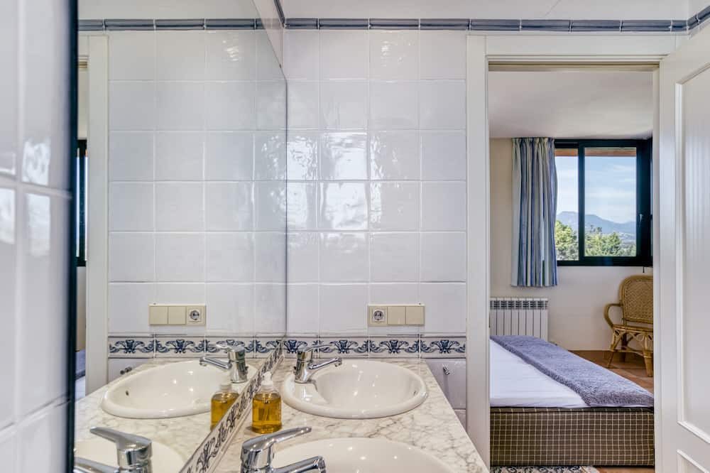 Photo of Bathroom in Navata