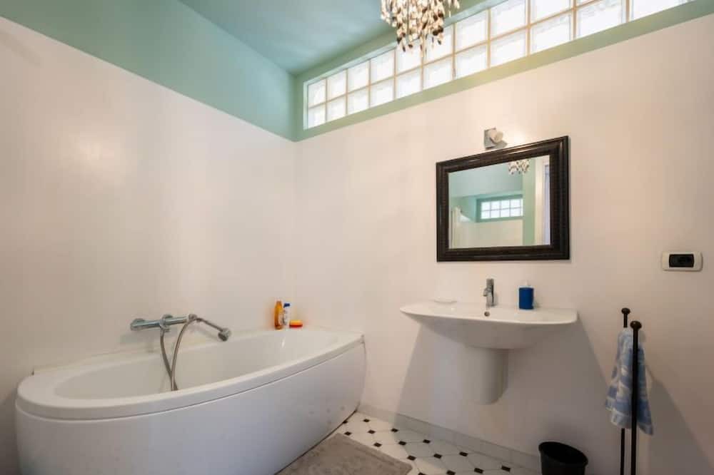 Photo of Bathroom in Carru