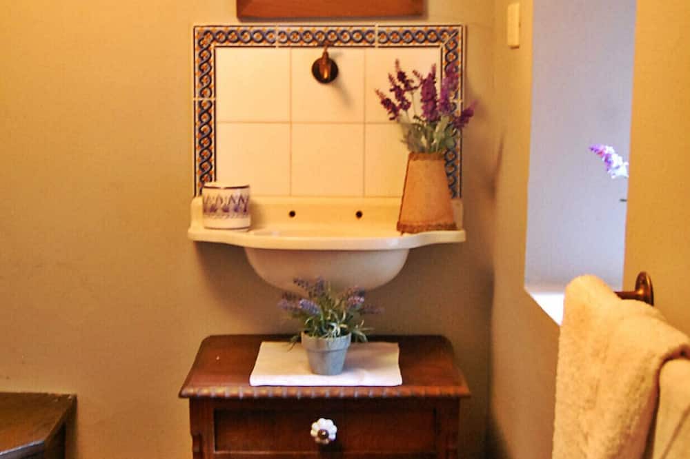 Photo of Bathroom in Puente Nuevo