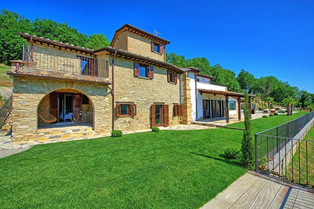 Photo of Outdoor in Montone