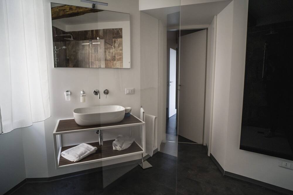 Photo of Bathroom in Crabbia