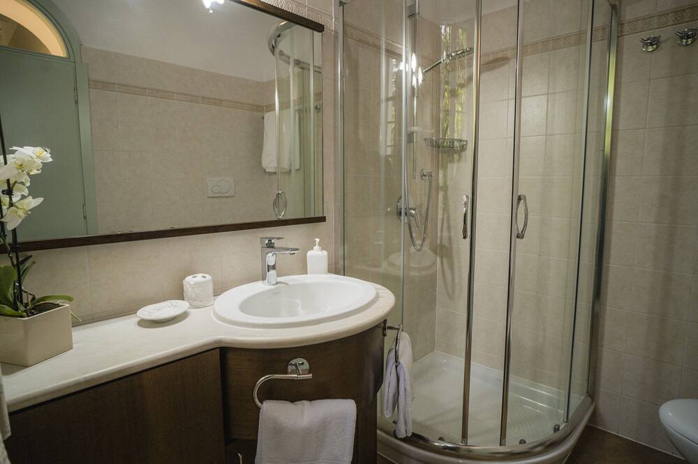 Photo of Bathroom in Crabbia