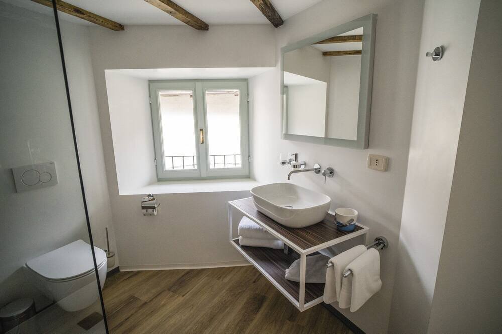 Photo of Bathroom in Crabbia