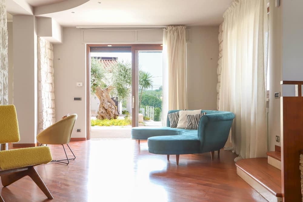 Photo of Livingroom in Alcanterini