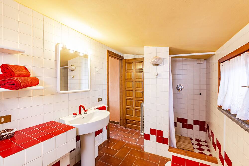 Photo of Bathroom in Baschi