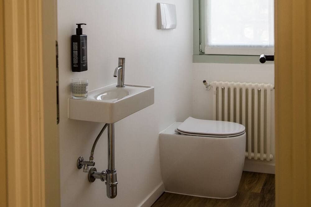 Photo of Bathroom in Crabbia