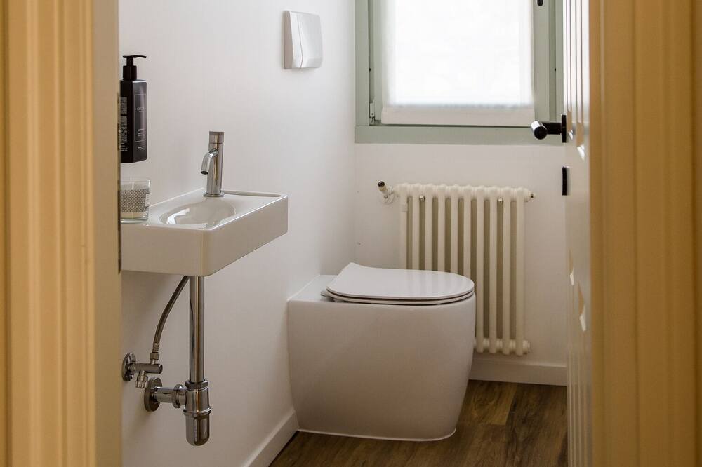 Photo of Bathroom in Crabbia