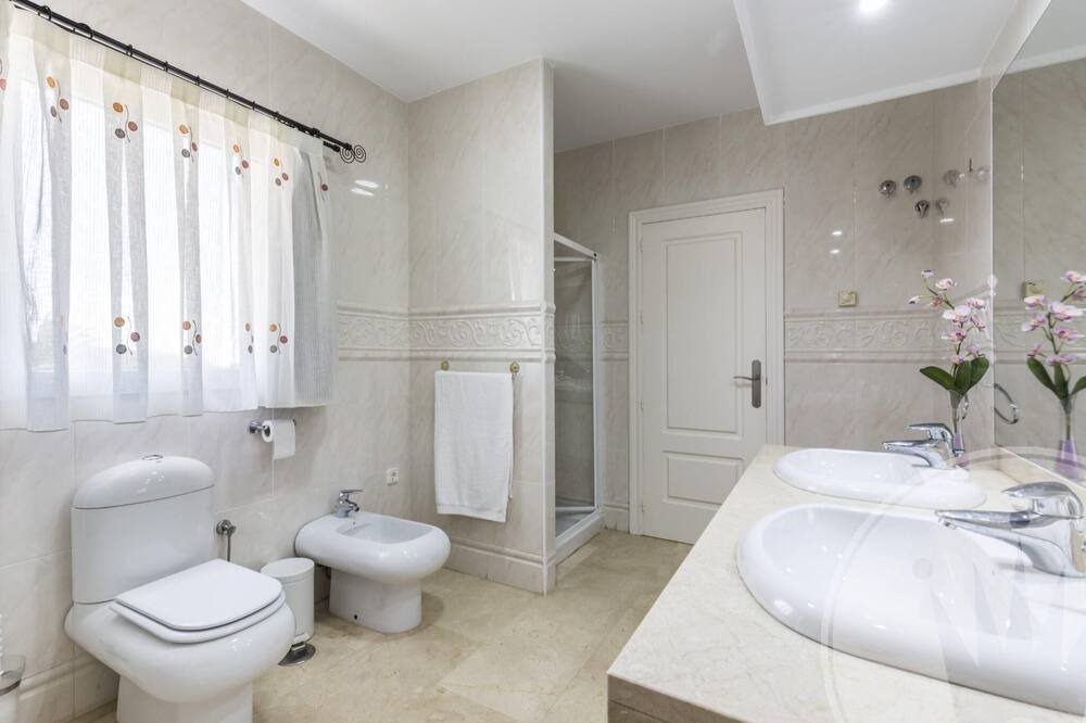 Photo of Bathroom in El Beal